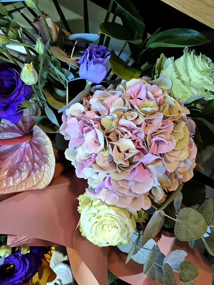 Buchet cu hortensie roz-pudrat, trandafir alb și anthurium, în hârtie piersică