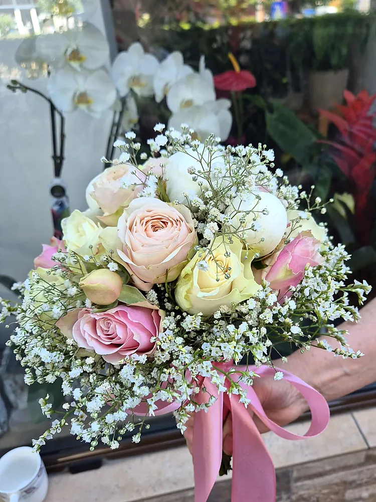 Buchet de mireasă cu trandafiri crem și roz, floarea-miresei și panglică de satin roz