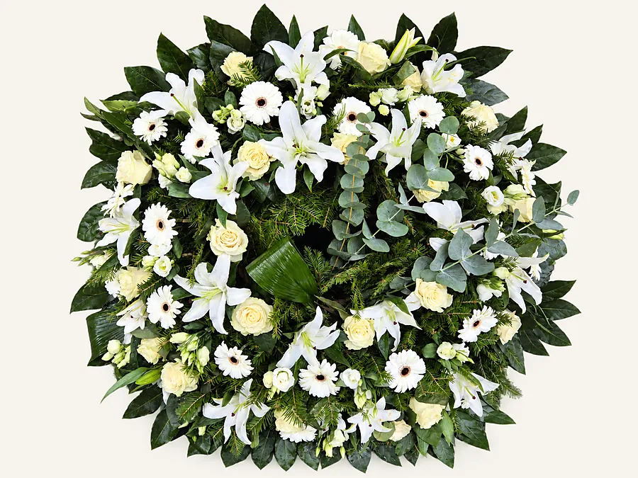 Coroană funerară albă, cu crini, gerbera și eucalipt