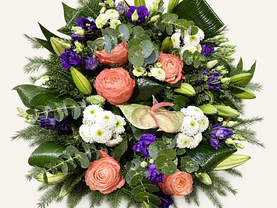 Coroană funerară cu trandafiri corai, lisianthus mov și anthurium