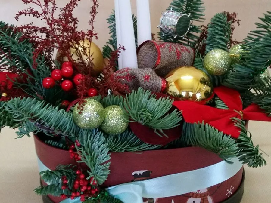 Aranjament de Crăciun în cutie, cu lumânări albe, globuri aurii, brad și ilice