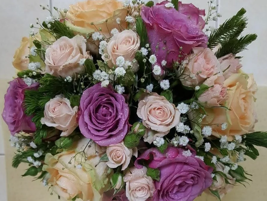 Buchet rotund de cununie cu trandafiri mov, crem și roz-pudrat, cu floarea-miresei